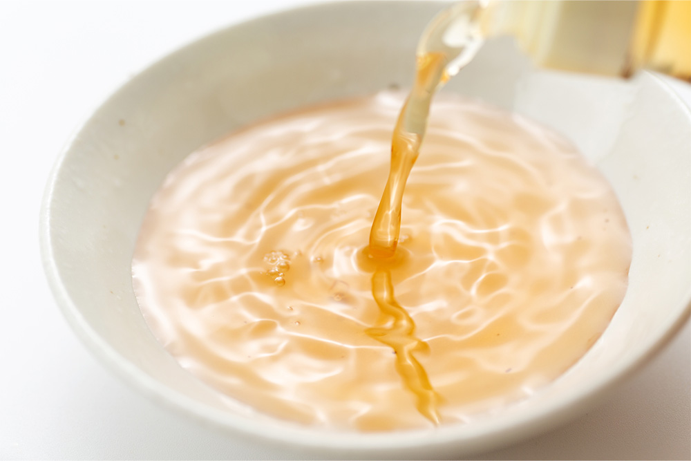 小皿に注がれる酢