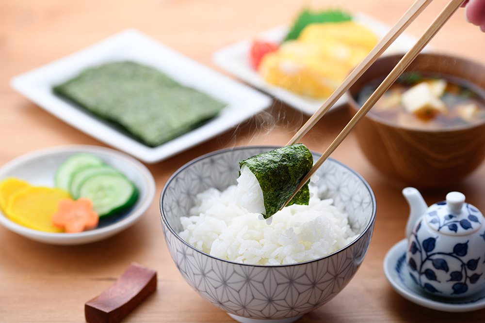 朝食のご飯を海苔で掬う